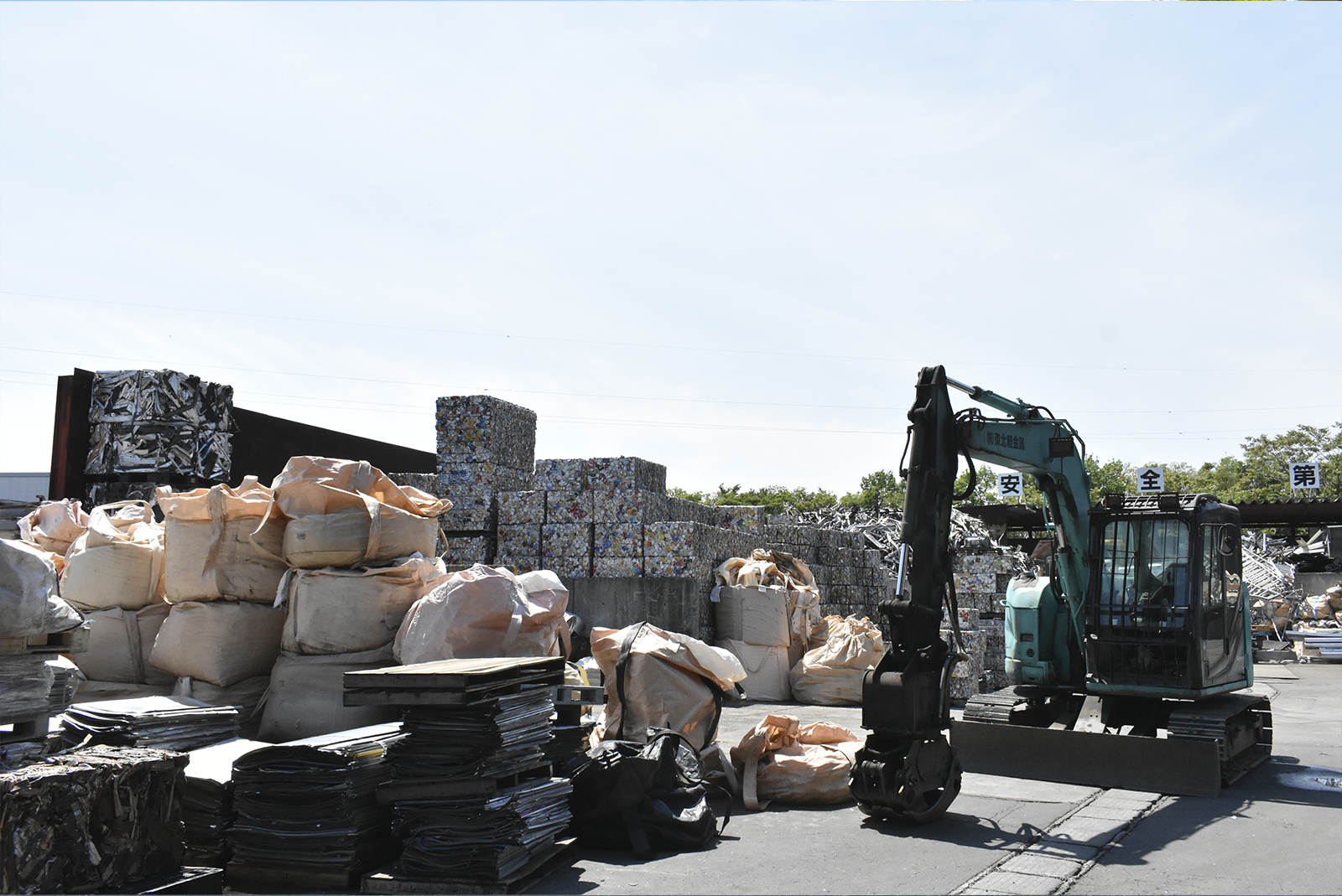 東北軽金属の会社のQRコード付きのロゴマーク